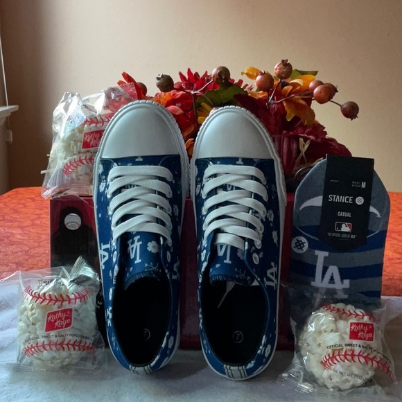 ⚾️🌭🥜🍿 LOS ANGELES DODGERS  SNEAKER BUNDLE ⚾️🌭🥜🍿 NWT ⚾️🌭🥜🍿 - Picture 4 of 16